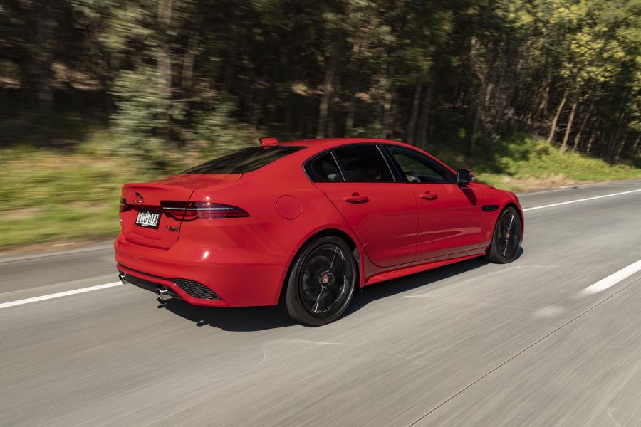  Jaguar XE P300 R-Dynamic 2019 года  (AU) (фото 2 из 40)